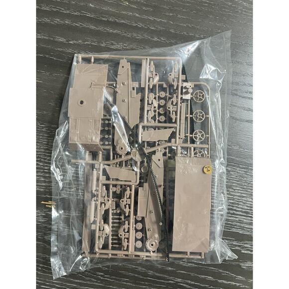 Czołg Lekki 7TP Light Tank 1:35 Scale Model Kit, New Open Box - Picture 4 of 16